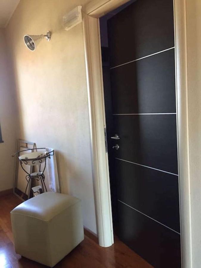 Alex Room Airport Elmas Buitenkant foto