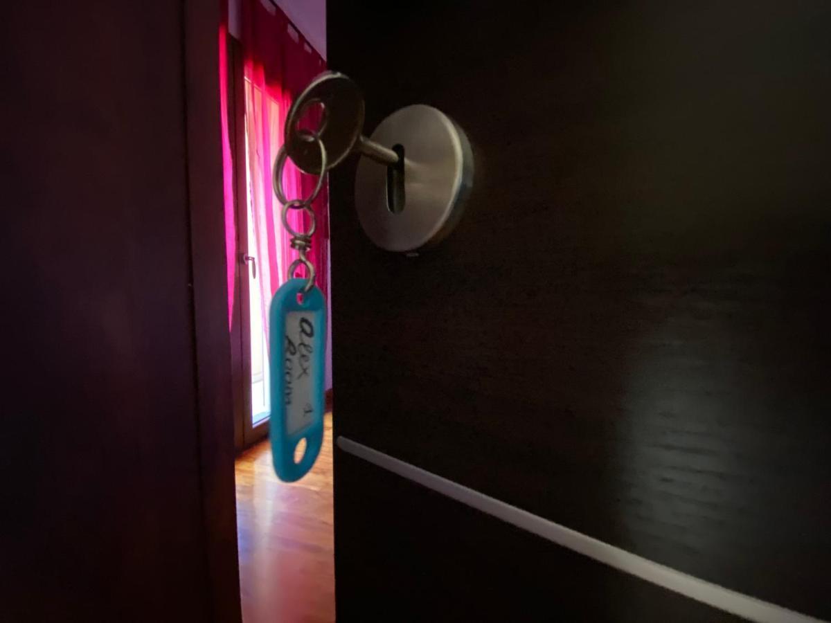 Alex Room Airport Elmas Buitenkant foto