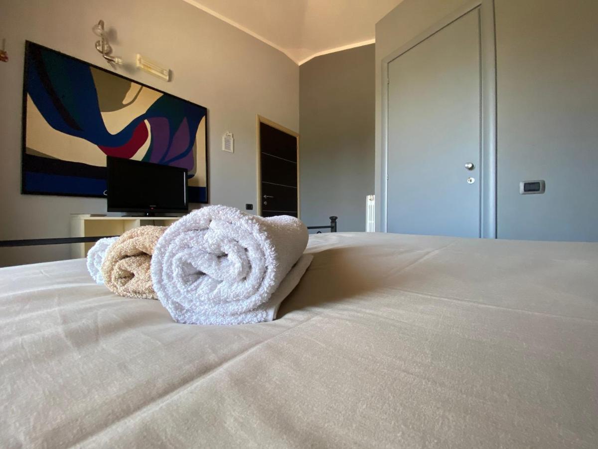 Alex Room Airport Elmas Buitenkant foto
